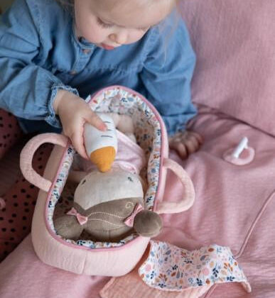 Little Dutch Υφασμάτινο μωρό σε καλαθούνα Rosa